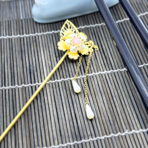 Golden Petal Harmony Hairpin